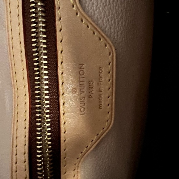 Authentic Louis Vuitton Bucket GM - Picture 12 of 15